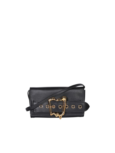 Moschino Logo雕刻皮质斜挎包 In Black