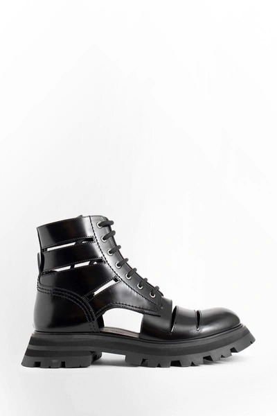 Alexander Mcqueen The Wander Cutout Leather Boots In Black