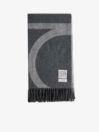 Totême Monogram Wool Scarf In Grey