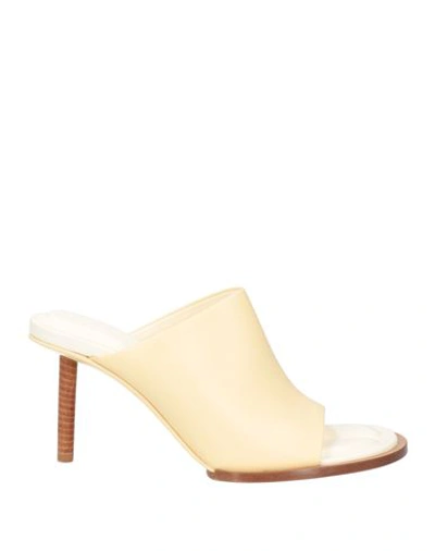 Jacquemus Les Mules Carrés Ronds Leather Mules In Offwhite