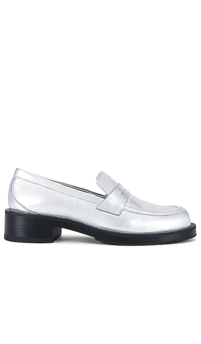 Stuart Weitzman Palmer Bold Loafer – 银色 In Silver