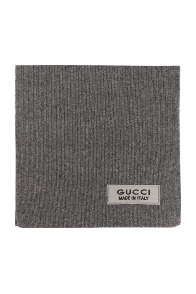 Gucci Logo Patch Knitted Scarf In Grey