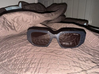 Pre-owned Prada Pr 08ys Women's Sunglasses - Black/dark Grey (1ab5s0) In Gray