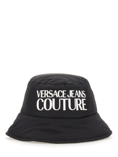 VERSACE JEANS COUTURE VERSACE JEANS COUTURE LOGO DETAILED BUCKET HAT