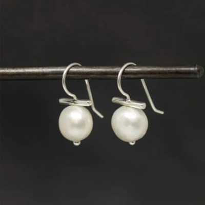 Annie Mundy Pearl And Silver Bar Drop Earrings Ne70-pl S In Metallic