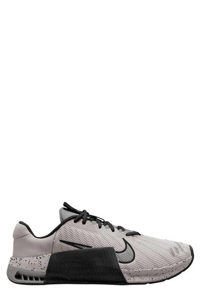 Nike Men's Metcon 8 Training Shoes In Photon Dust/ Black/ Bone