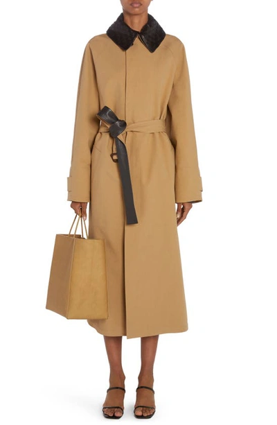 BOTTEGA VENETA WATER REPELLENT STRETCH COTTON BELTED COAT WITH INTRECCIATO LEATHER COLLAR