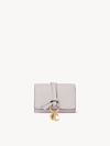 Chloé Mini Portefeuille À Trois Volets Alphabet En Cuir Grainé Femme Gris Taille Onesize 100% Cuir De Veau In Grey