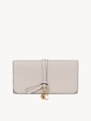 Chloé Portefeuille Long À Rabat Alphabet En Cuir Grainé Femme Gris Taille Onesize 100% Cuir De Veau In Grey