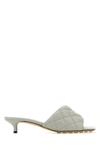 BOTTEGA VENETA BOTTEGA VENETA WOMAN LIGHT GREY NAPPA LEATHER PADDED SANDALS