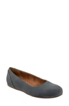 Softwalk Shiraz Flat In Smoke Emboss