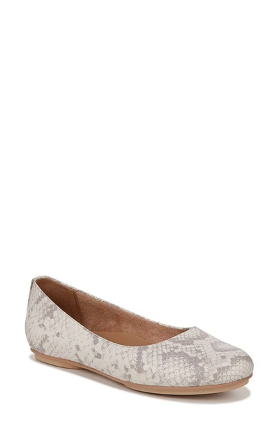 Naturalizer Maxwell Skimmer Flat In White Multi Snake Pattern