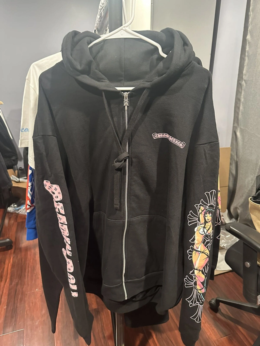 限定品◆コラボ◆CHROME HEARTS × DEADLY DOLL ZIP-UP JACKET Chrome Hearts Deadly Doll Pink Cross Scroll Logo Hoodie