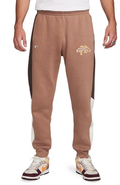Nike Men's  Sportswear Club Fleece Graphic Jogger Trousers In Brown
