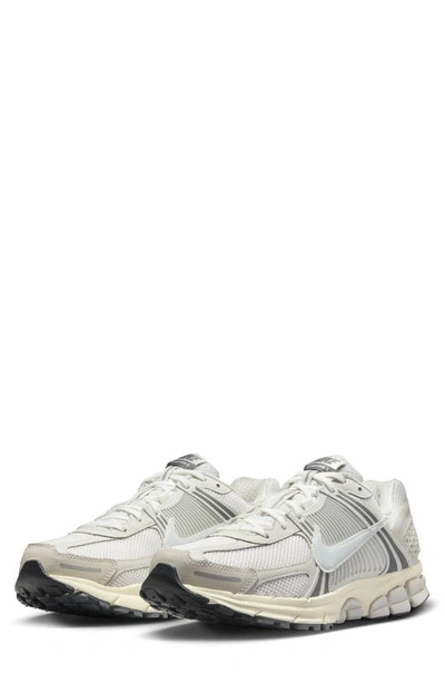 Nike Zoom Vomero 5 Trainer In White