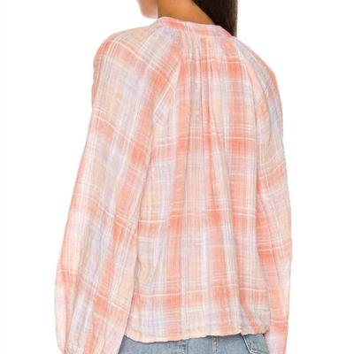 Bella Dahl Long Sleeve Shirred Raglan Shirt In Pink