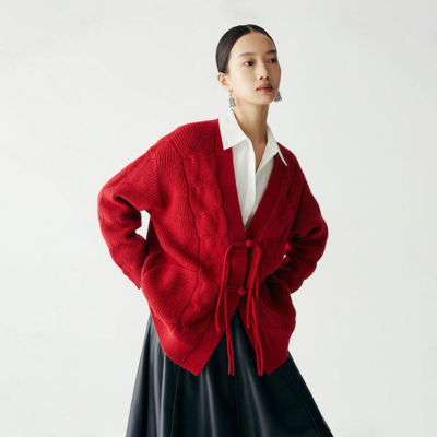 Vero Moda 【新年款】【秋冬】宽松对襟盘扣绞花气质新中式针织开衫外套 In Red