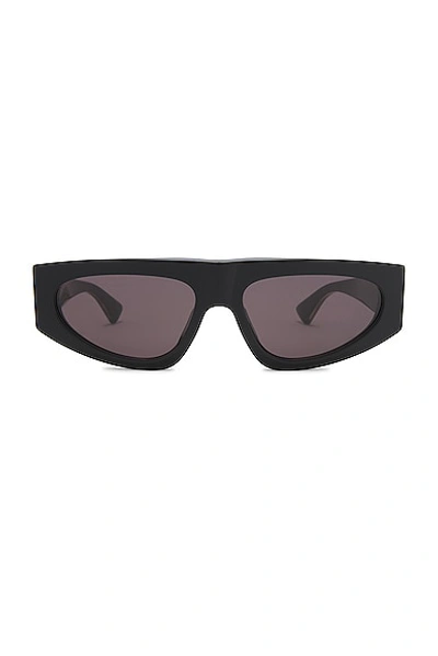 Bottega Veneta Nude Triangle Flat Top Sunglasses In Black