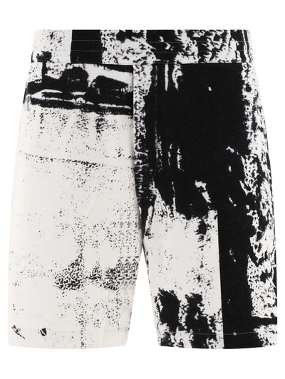 Alexander Mcqueen Graphic Print Shorts In Bianco