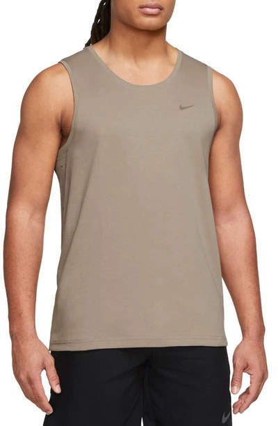 Nike Men's Primary Dri-fit Versatile Tank Top In Khaki/ Heather/ Khaki