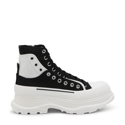 Alexander Mcqueen Black And White Tread Slick Boot In Blk/whi/of.wh/blk/si