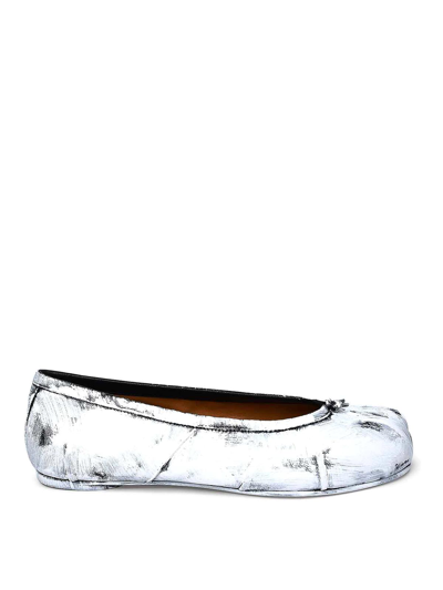 Maison Margiela Textured Metallic Leather Flat Shoes With Split-toe Design In Silver