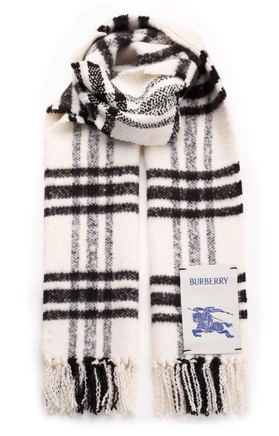 Burberry Logo Patch Fringed-edge Scarf In Otter