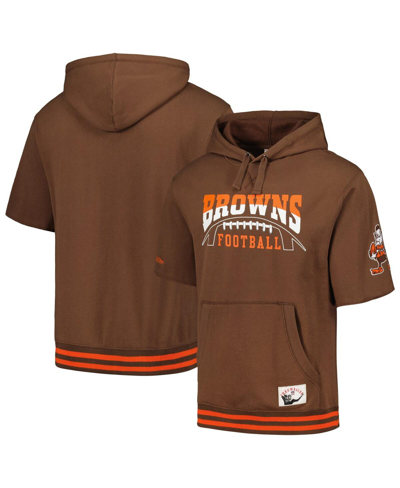 MITCHELL & NESS MEN'S MITCHELL & NESS BROWN CLEVELAND BROWNS PRE-GAME SHORT SLEEVE PULLOVER HOODIE