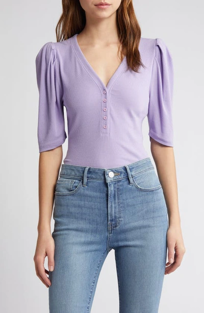 Frame Ruched Short-sleeve Henley Top In Lilac