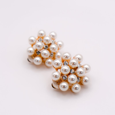 Le Réussi Pearly Floral Elegance Clip-on Earrings In White