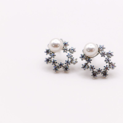 Le Réussi Pearlescent Elegance White Gold Earrings