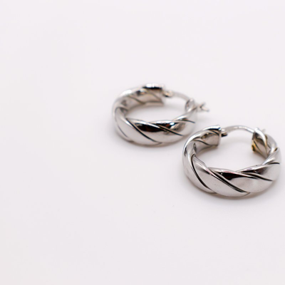 Le Réussi Italian Twirl Silver Hoop Earrings In Metallic