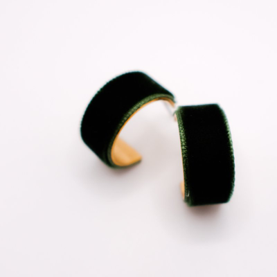 Le Réussi Velvet Elegance Earrings In Green