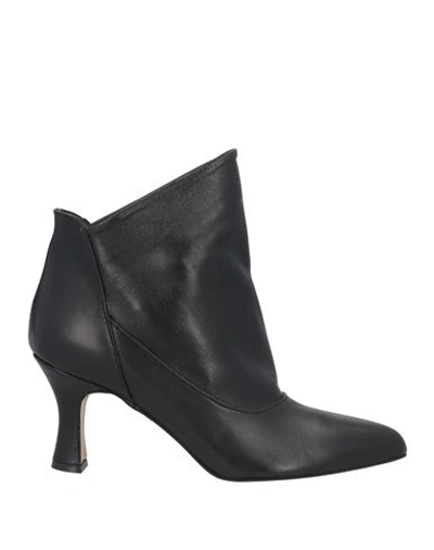 Noa A. Woman Ankle Boots Black Size 8 Leather