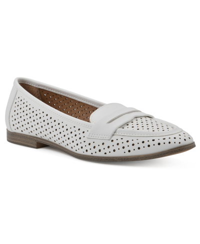 White Mountain Noblest Pointed Loafers In White Smooth