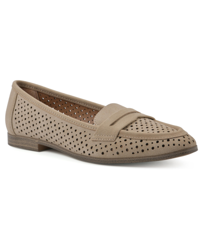 White Mountain Noblest Pointed Loafers In Sand