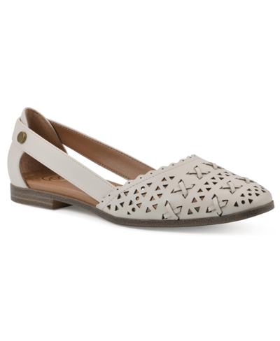 White Mountain Nobler Pointed Flats In Eggshell Smooth