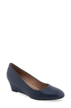 Aerosoles Iris Wedge Pump In Navy Leather