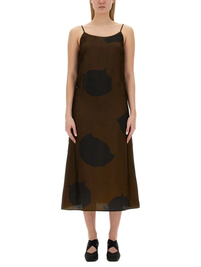 Uma Wang Graphic Printed Sleeveless Midi Dress In Brown