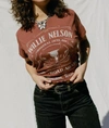 DAYDREAMER WILLIE NELSON WHISKEY LABEL TOUR TEE IN BROWN