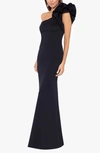 BETSY & ADAM BETSY & ADAM RUFFLE ONE-SHOULDER SCUBA GOWN