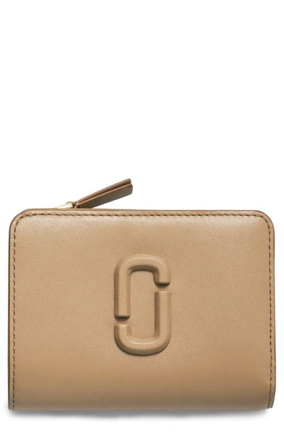 Marc Jacobs The Mini Compact Leather Bifold Wallet In Camel