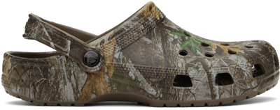 Crocs Brown Realtree Classic Clogs In Walnut