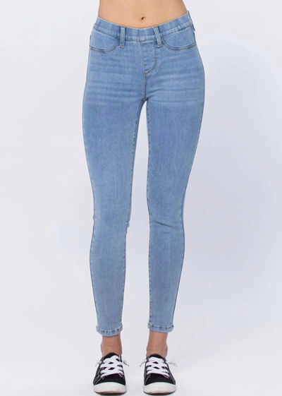 Judy Blue Mid Rise Pull On Skinny Jegging In Light Wash In Blue