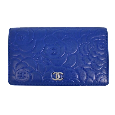 Pre-owned Chanel Camélia Leather Wallet () In Blue