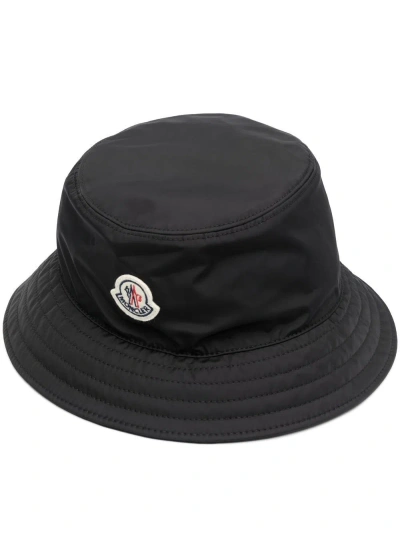 Moncler Logo Patch Bucket Hat In Black