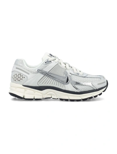 Nike Zoom Vomero 5 Sneaker In Photon Dust/chrome/gridiron/sail