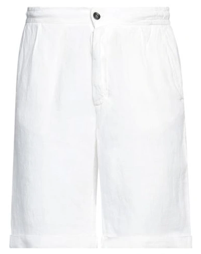 Alpha Studio Man Shorts & Bermuda Shorts White Size 38 Linen