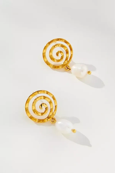 Casa Clara Infinity Swirl Pearl Earrings In Gold