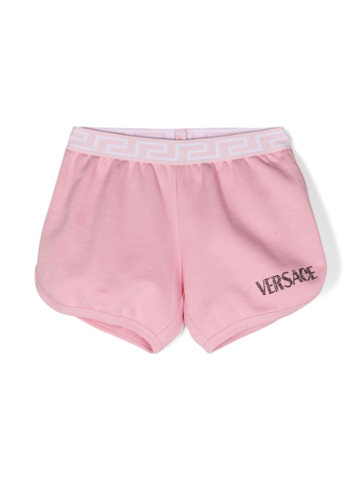 Versace Shorts Kids Con Bordo Greca E Cristalli In Pink